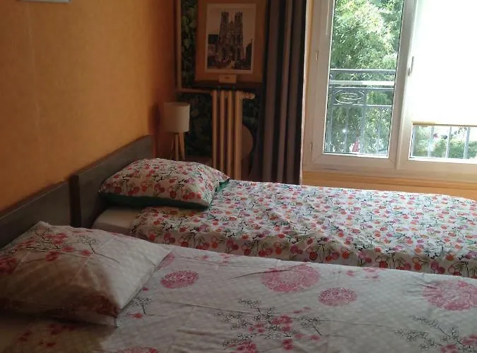 Homestay Sur Petite Place Reims